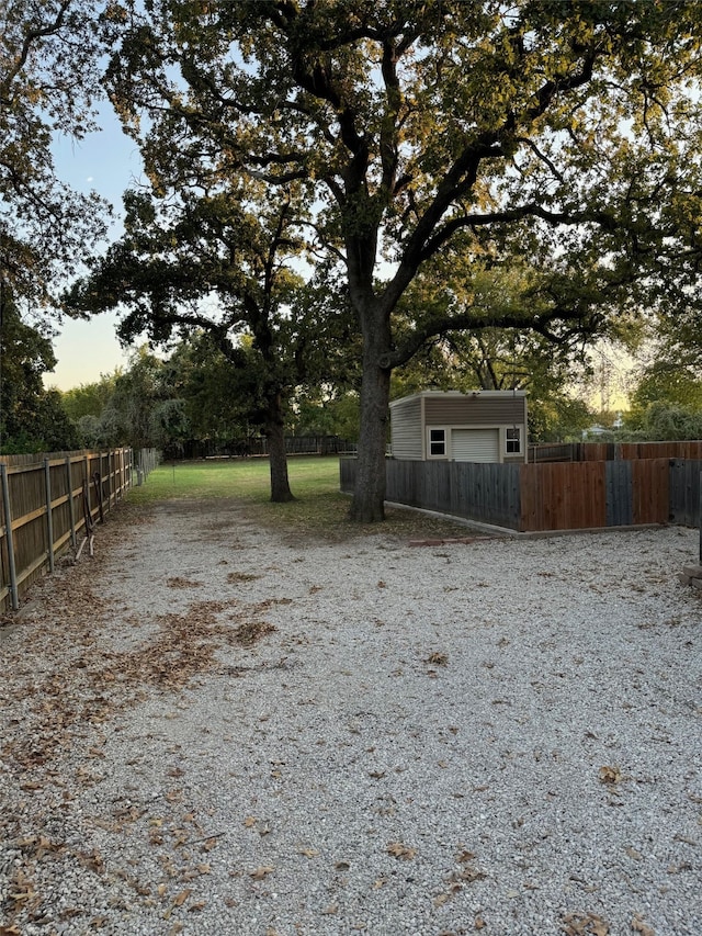 view of yard at dusk