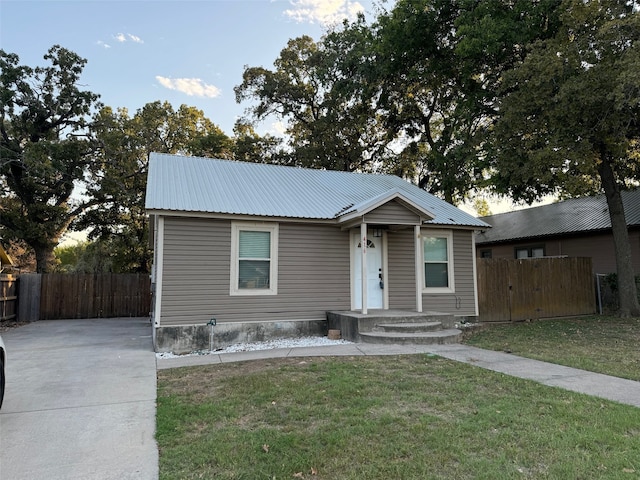 view of front of house featuring a front yard