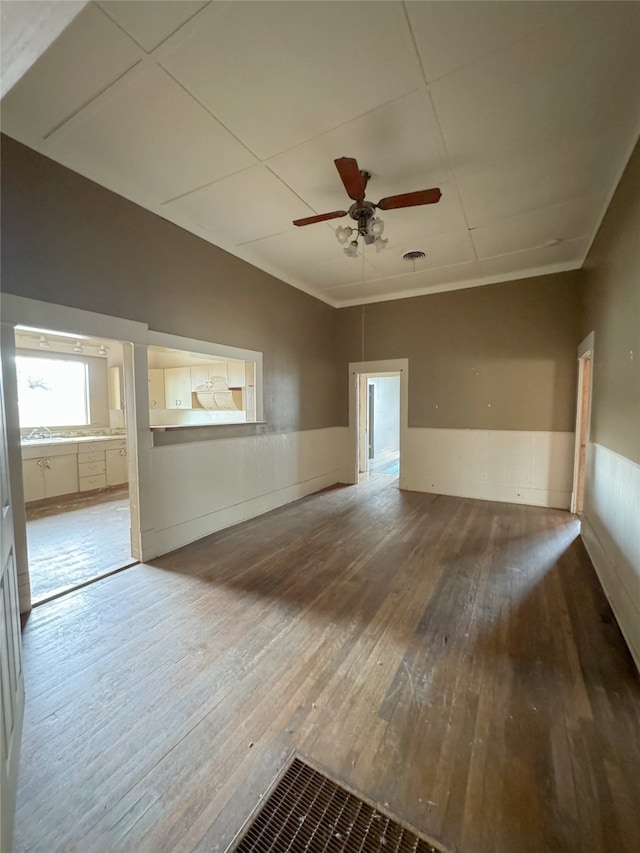 unfurnished room with wood-type flooring and ceiling fan