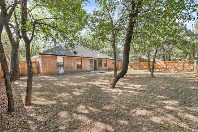 view of yard featuring a patio area