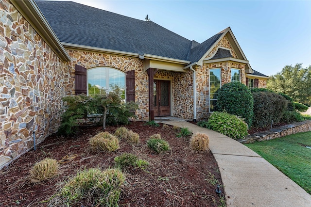 view of front of home featuring a front lawn