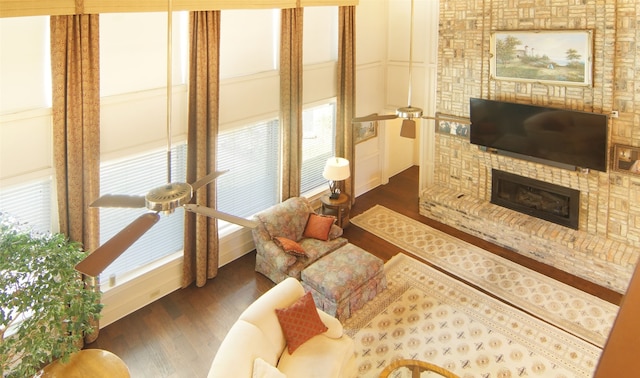 living room with dark wood-type flooring and ceiling fan