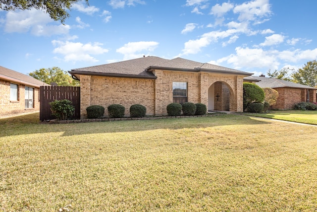 view of front of property featuring a front yard