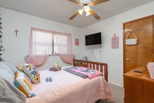 bedroom featuring light carpet, a textured ceiling, and ceiling fan