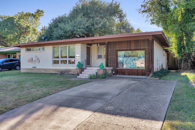 ranch-style home featuring a front lawn