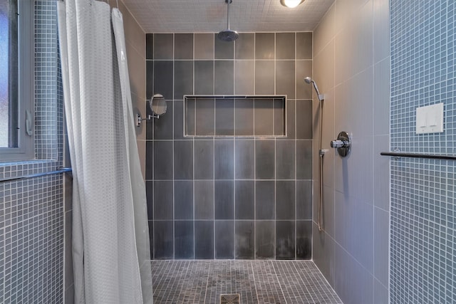 bathroom featuring a shower with shower curtain