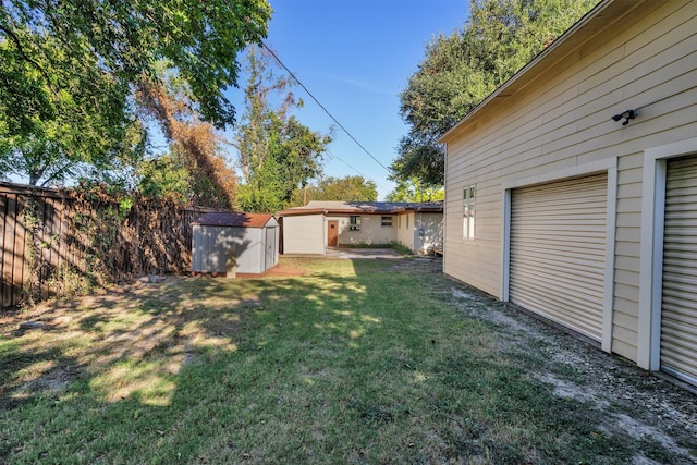 view of yard featuring a shed