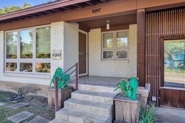 property entrance featuring a porch