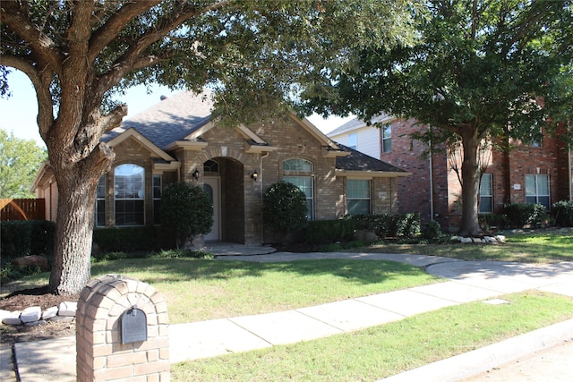 view of front of property featuring a front lawn