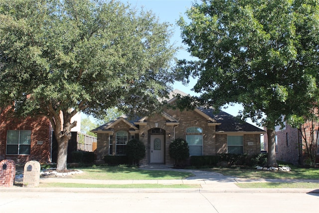 view of front facade with a front yard