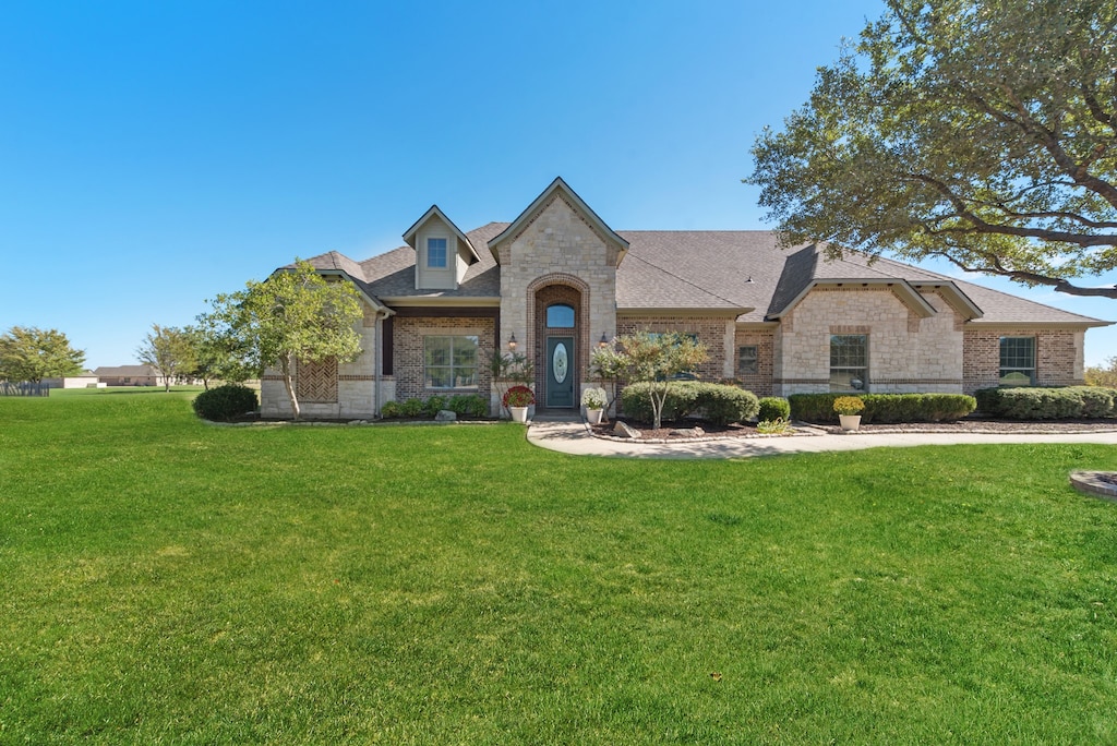 view of front facade with a front lawn