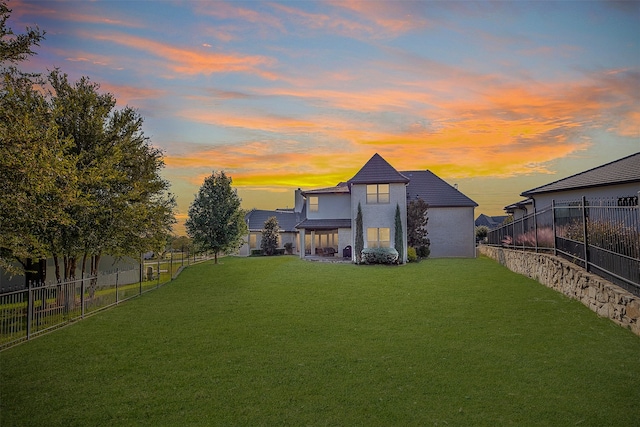 view of yard at dusk