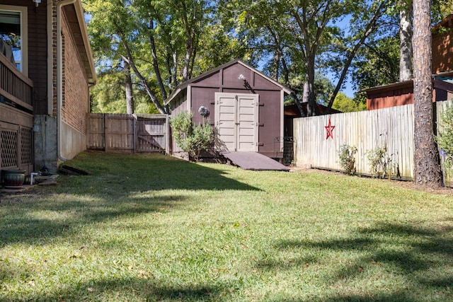 view of yard with a storage shed