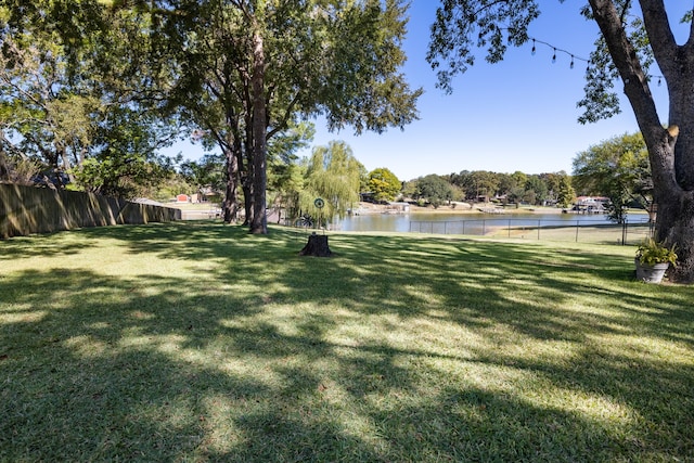 view of yard featuring a water view