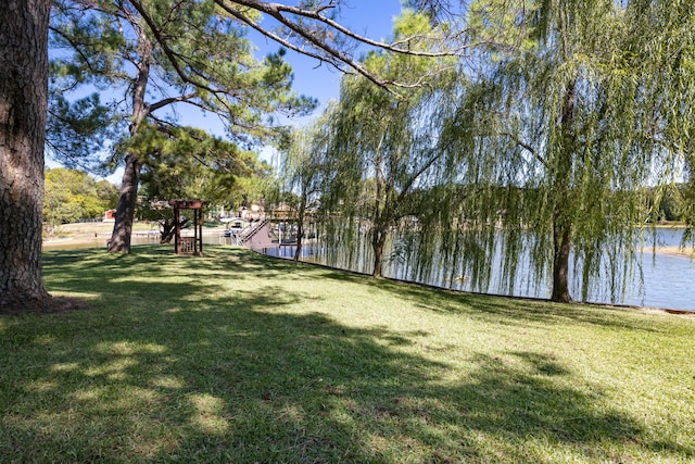 view of yard featuring a water view