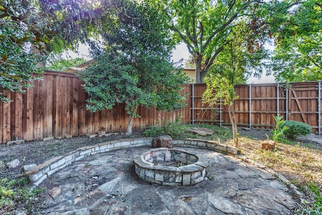 view of patio featuring an outdoor fire pit