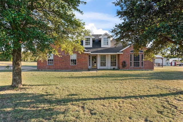 view of front of property featuring a front lawn