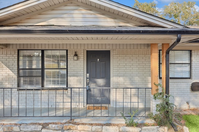 entrance to property featuring a porch