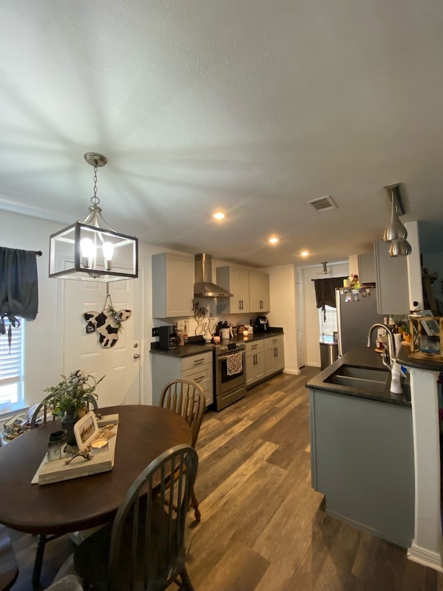 dining space featuring sink, an inviting chandelier, and dark hardwood / wood-style flooring