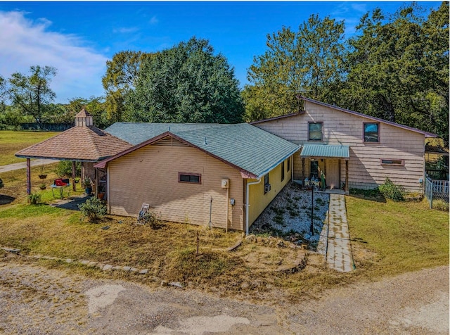 view of front of property featuring a front lawn