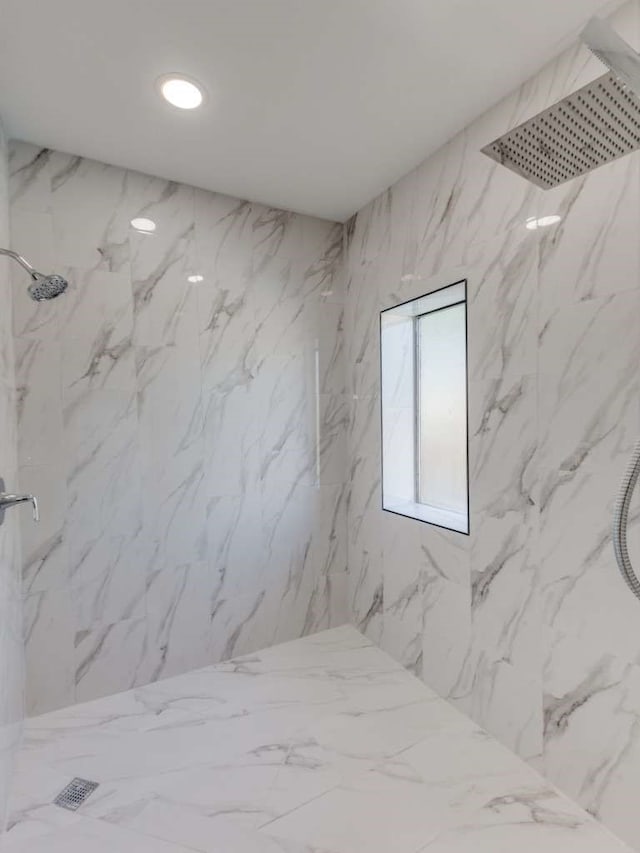 bathroom featuring a tile shower