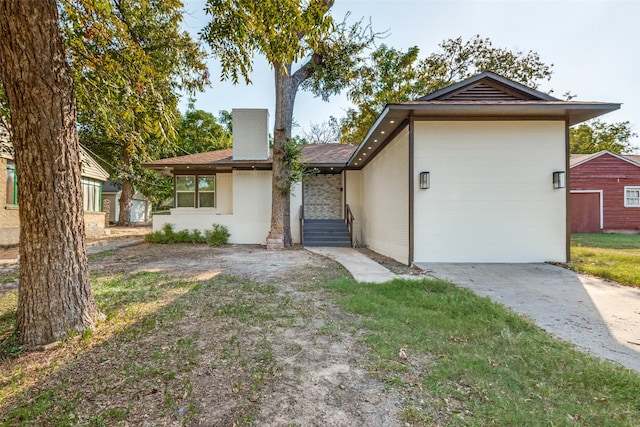 single story home with a front yard