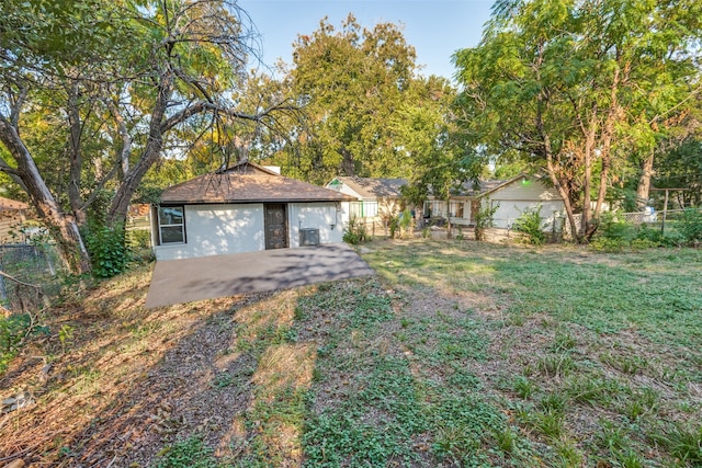 view of yard with a patio