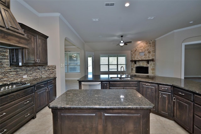 4095 Bridgecreek Dr, Rockwall, TX 75032 - kitchen with stainless steel appliances, a sink, visible vents, a ceiling fan, and a kitchen island