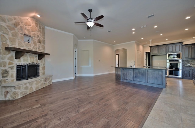 4095 Bridgecreek Dr, Rockwall, TX 75032 - kitchen with stainless steel appliances, open floor plan, visible vents, ceiling fan, and crown molding