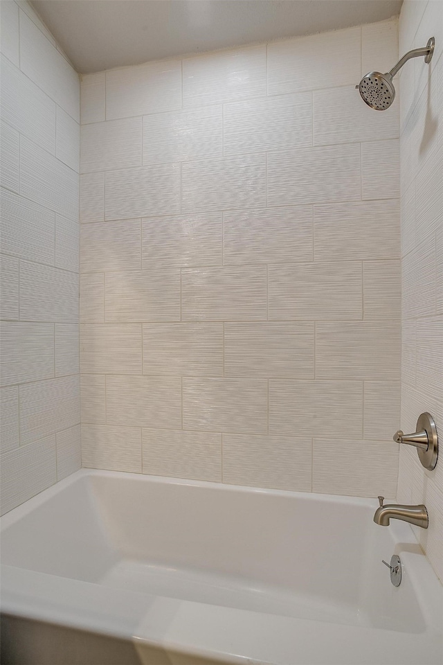 bathroom featuring tiled shower / bath