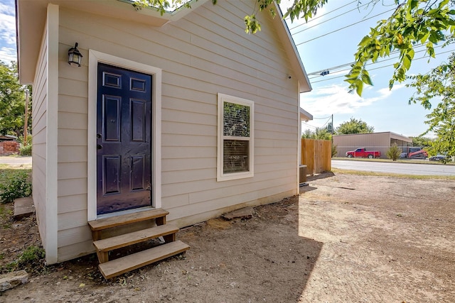 716 SE 7th Ave, Mineral Wells, TX 76067 - doorway to property featuring fence