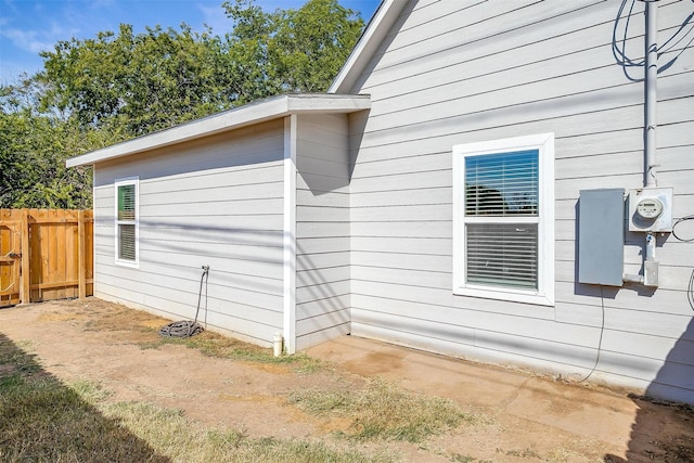 716 SE 7th Ave, Mineral Wells, TX 76067 - view of side of home featuring fence
