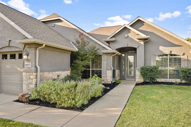 view of front of home featuring a front yard and a garage