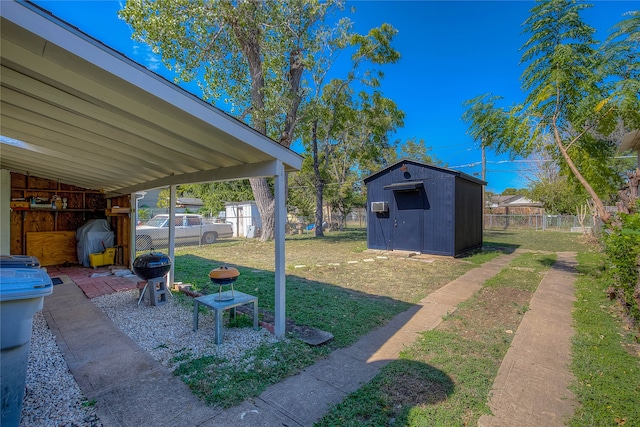 view of yard featuring a shed