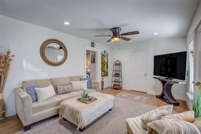 living room featuring light hardwood / wood-style floors and ceiling fan