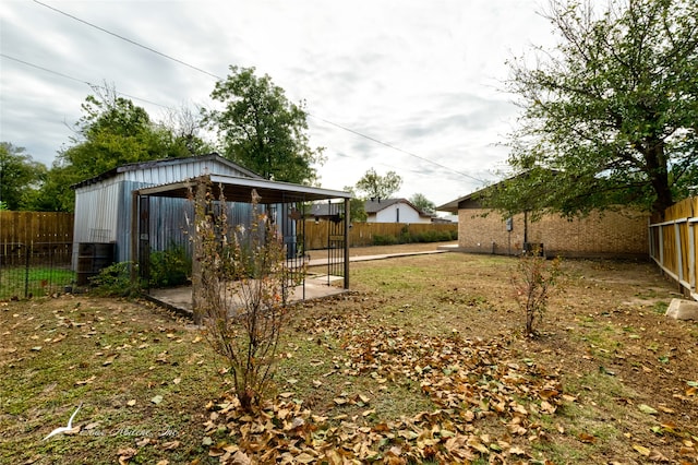 view of yard with an outdoor structure