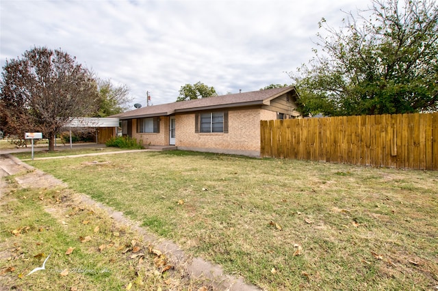 single story home featuring a front yard