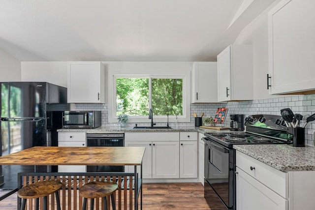 110 Fawn Trl, Mabank, TX 75156 - kitchen featuring black appliances, a sink, wood finished floors, decorative backsplash, and white cabinets