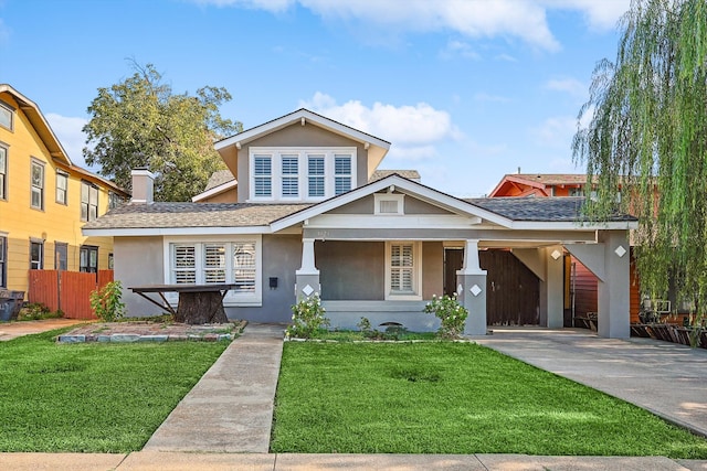 view of front of home featuring a front lawn