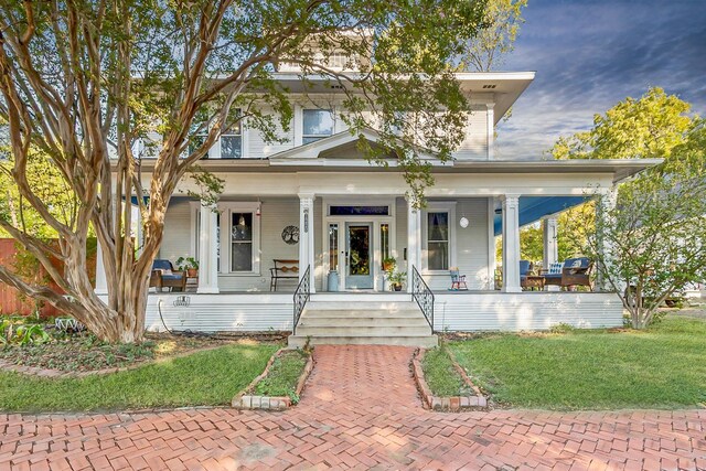 view of front of home featuring a front lawn and a porch