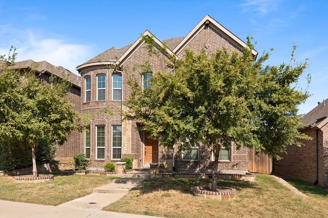 view of front of property featuring a front yard