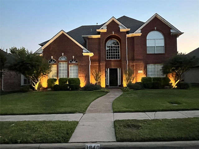 view of front property featuring a yard