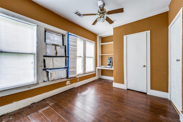 unfurnished room with dark wood-type flooring and ceiling fan