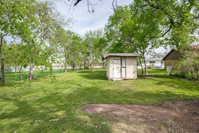 view of yard featuring a storage shed