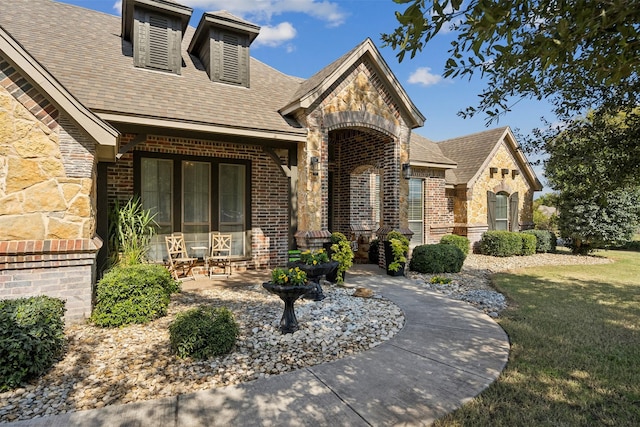 view of front of house with a front yard