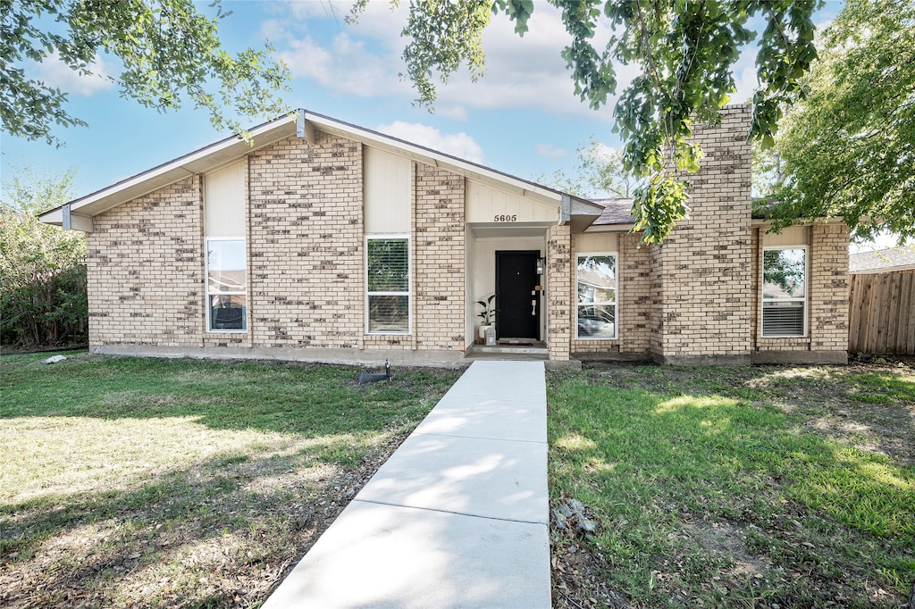 view of front of home featuring a front yard