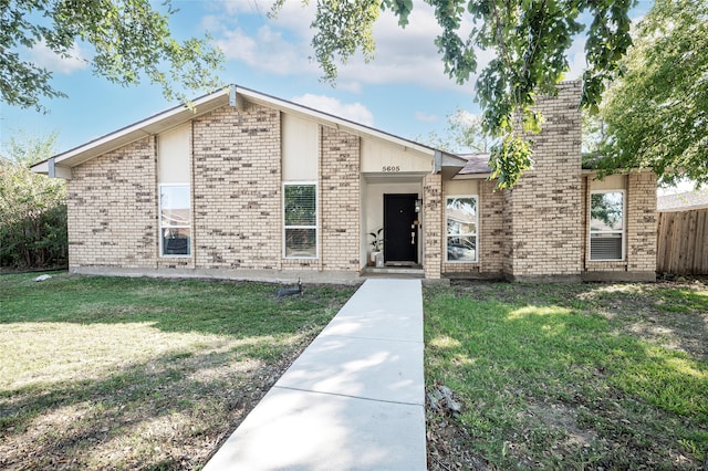 view of front of home featuring a front yard