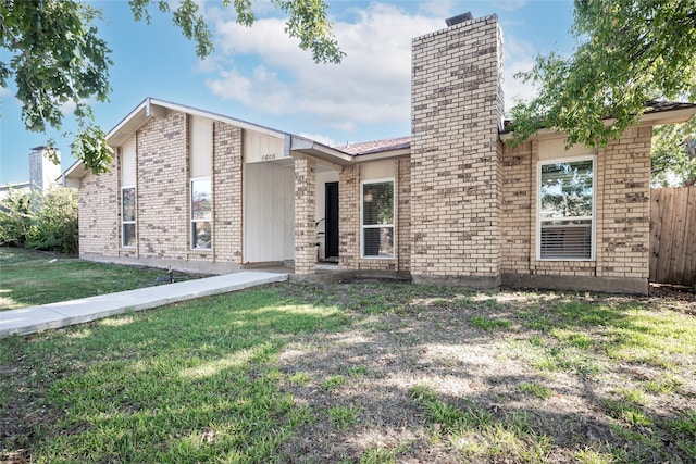 view of front of home featuring a front yard