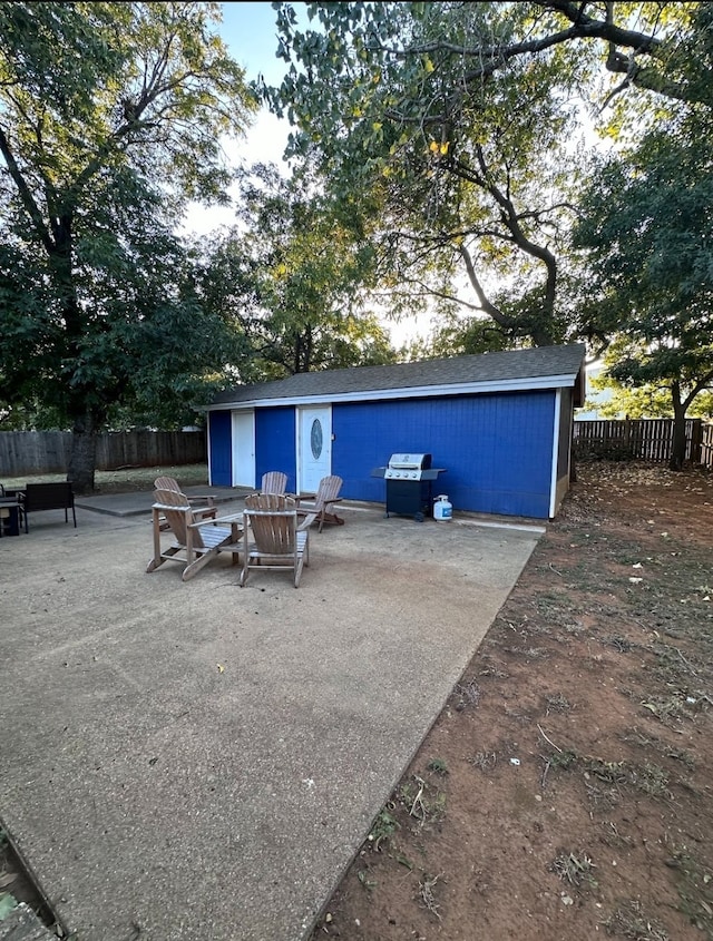 view of patio with a fire pit