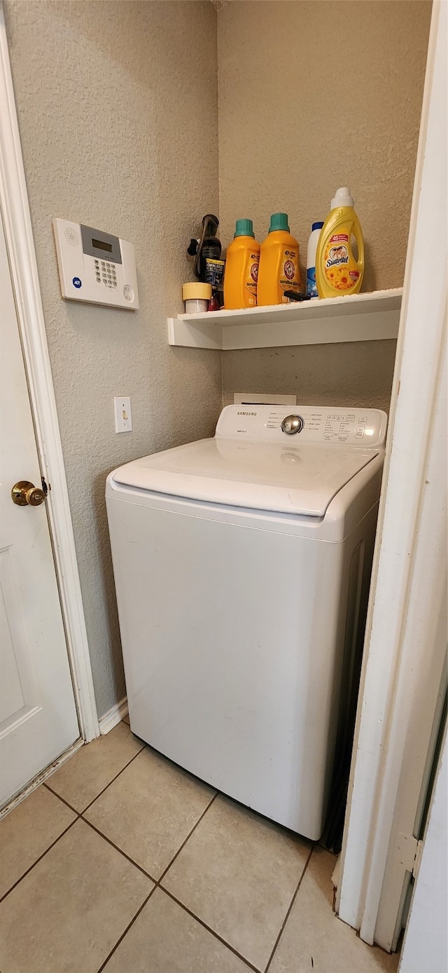 washroom featuring washer / clothes dryer and light tile patterned flooring